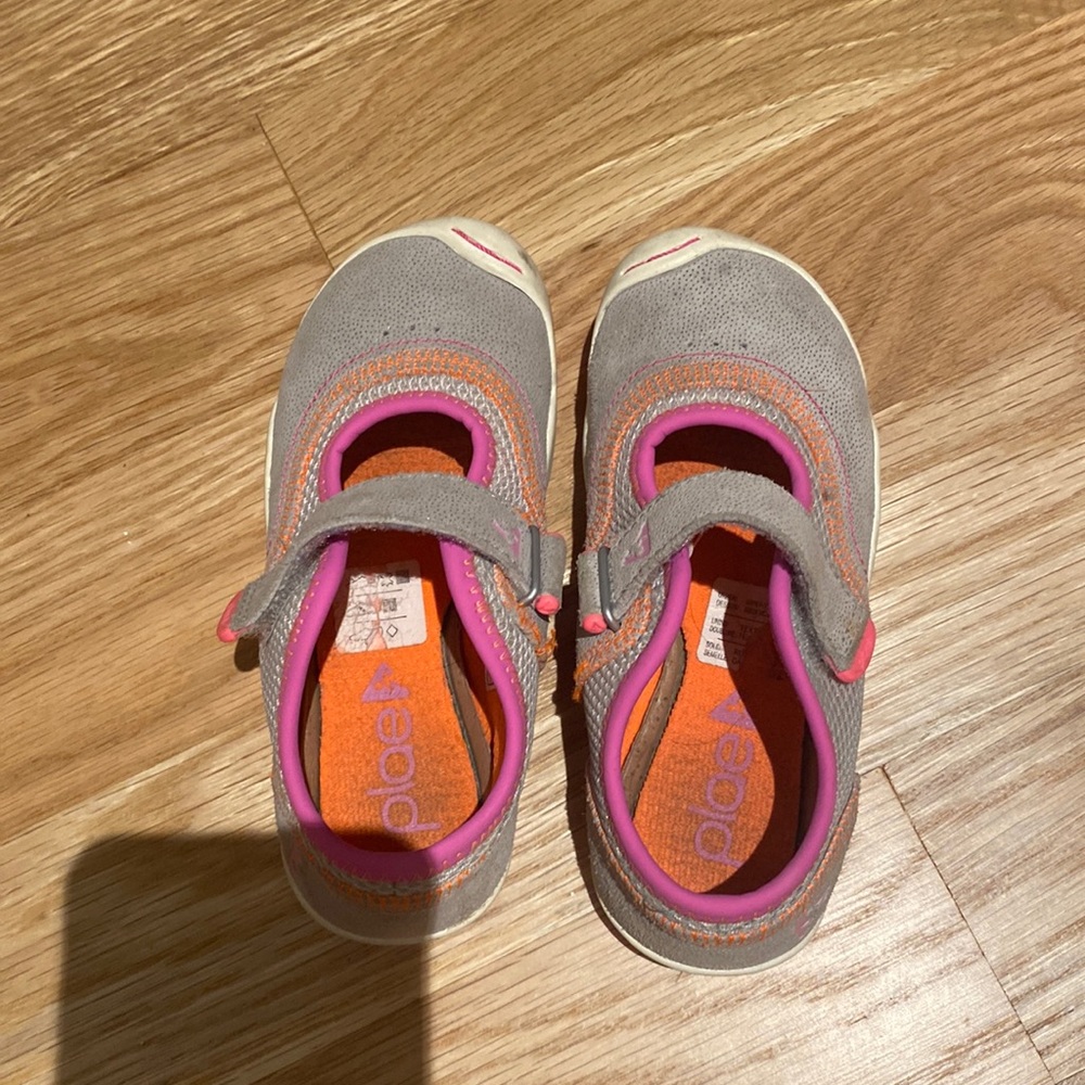Plae girls sneakers gray & pink size US 10